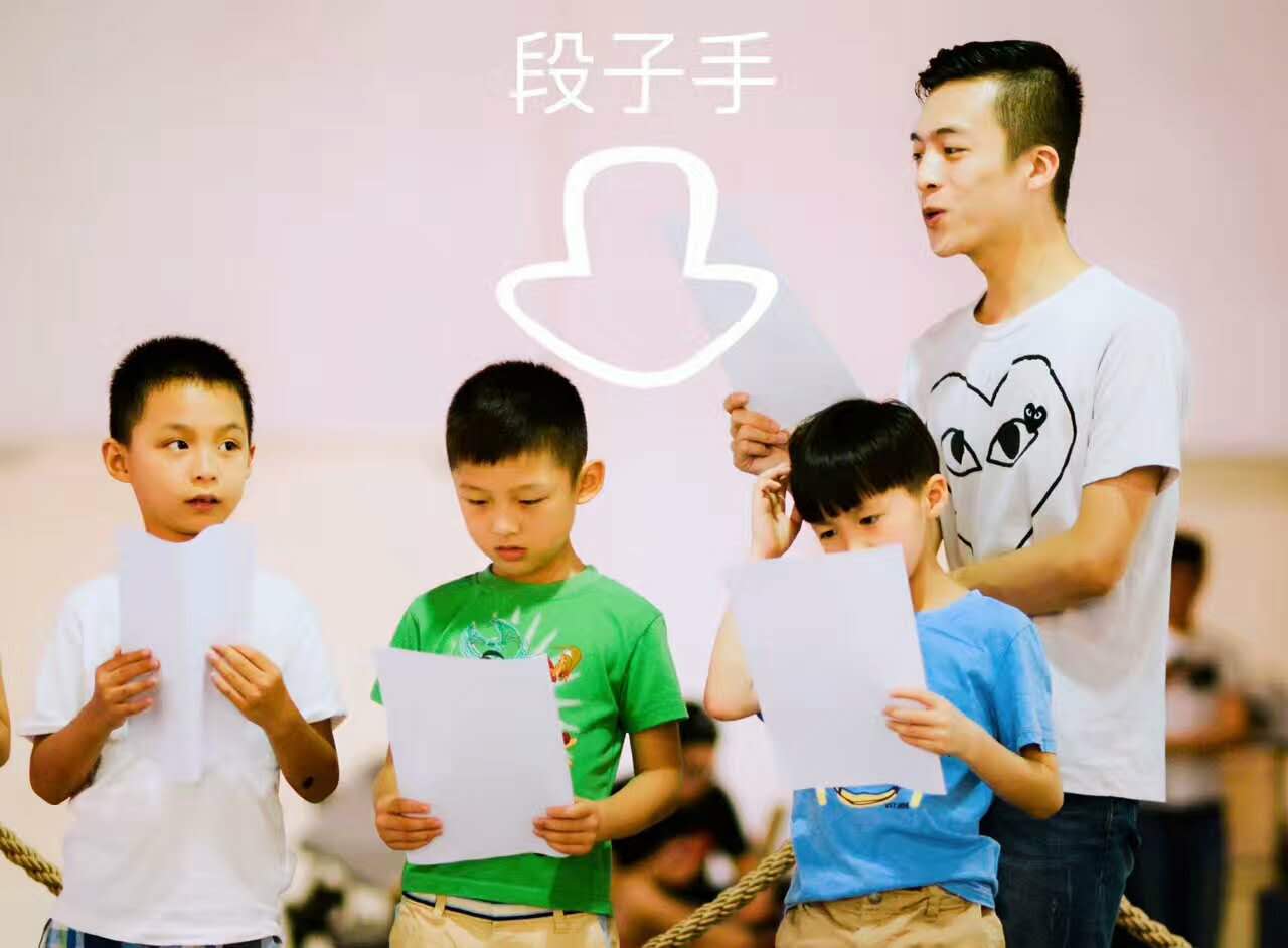 孩子學(xué)小主持人才藝有什么用?哪里的有專業(yè)的小主持輔導(dǎo)班